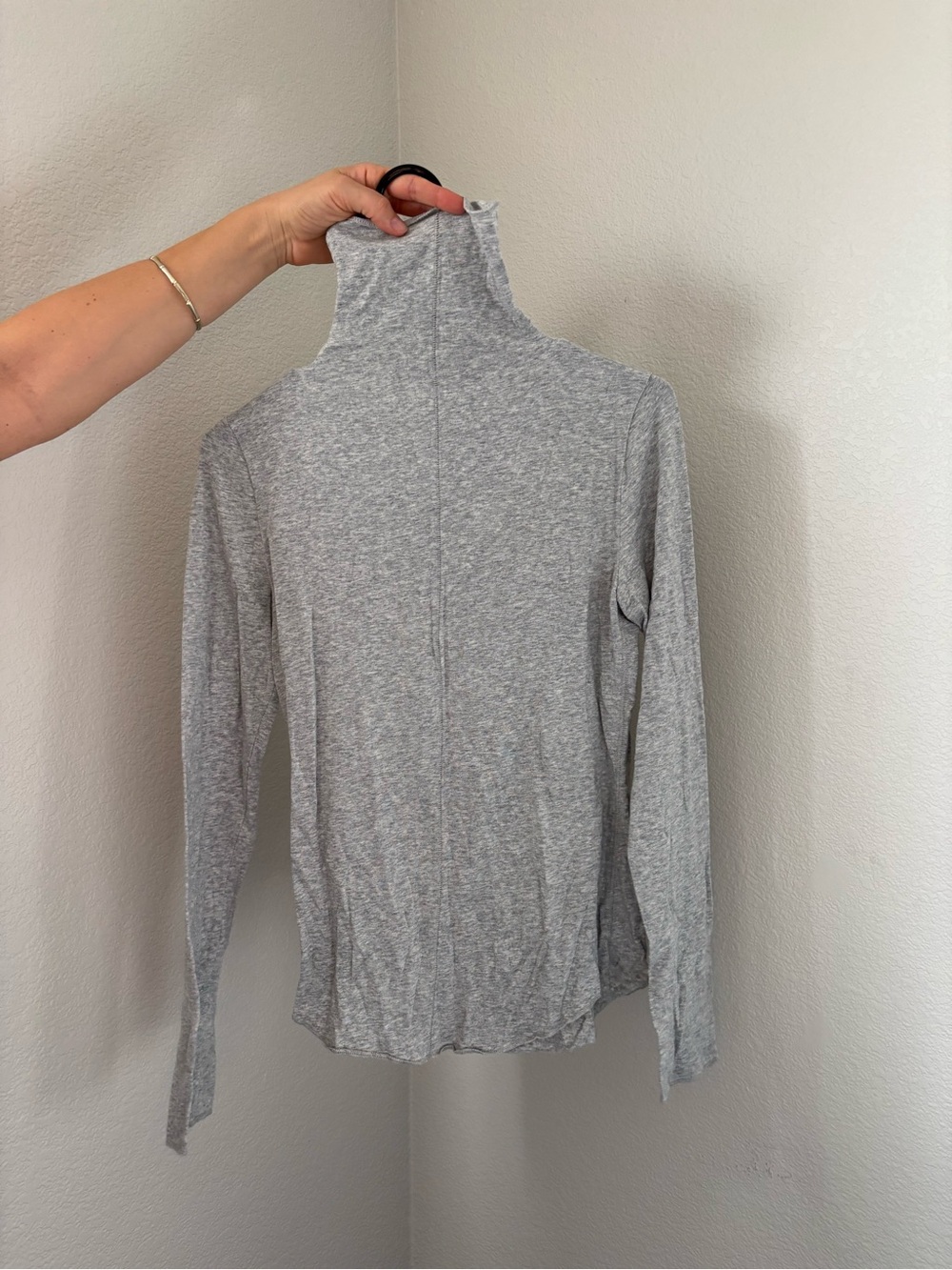 Lightweight Gray Turtleneck Long-Sleeve Top